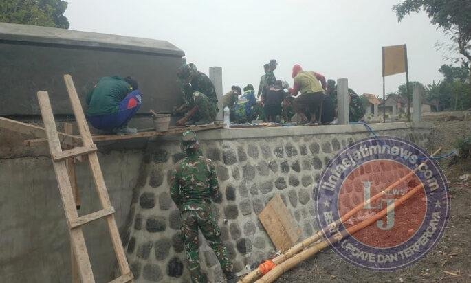 Finishing Pembangunan Jembatan TMMD ke-130 Kodim Ngawi, Satgas Gandeng Warga Ahli Bangunan