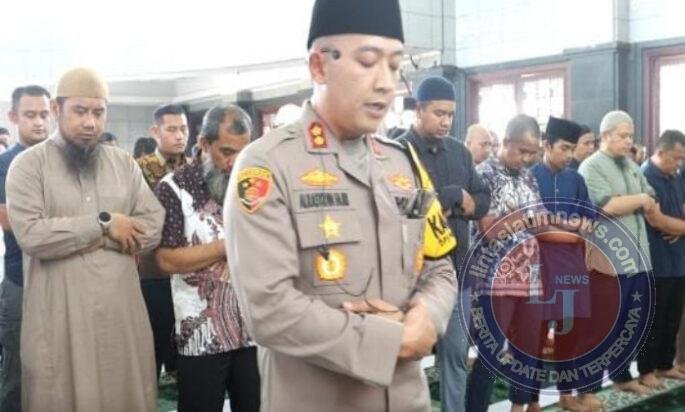 Kapolres Pelabuhan Tanjung Priok Pimpin Salat Jumat dan Sampaikan Khutbah tentang Ikhtiar di Masjid Jami’ Khodamuttaqwa