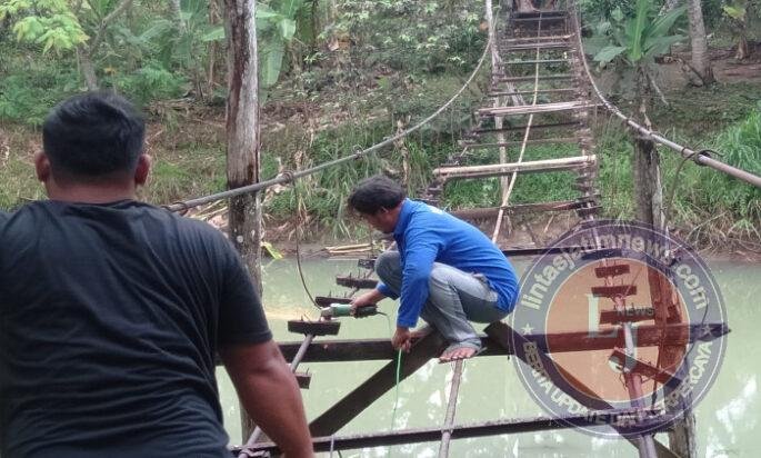 Babinsa dan Warga Gotong Royong Kebut Pembanguna Jembatan Gantung Perintis Garuda di Desa Sidomulyo