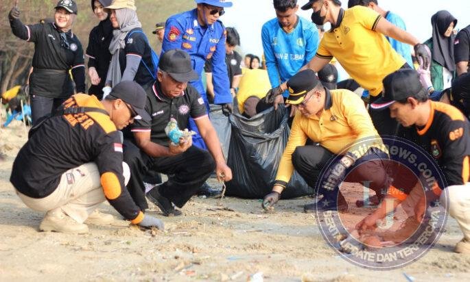 Polresta Tuban Gandeng Pesilat dan Pelajar Hijaukan Pantai Cemara, Sumbang Oksigen untuk Masa Depan