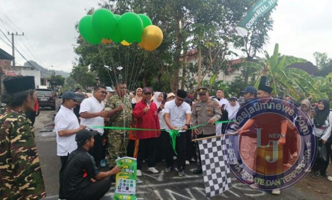 TNI-Polri Kawal Jalan Sehat Harlah Ponpes Qomarul Hidayah Trenggalek